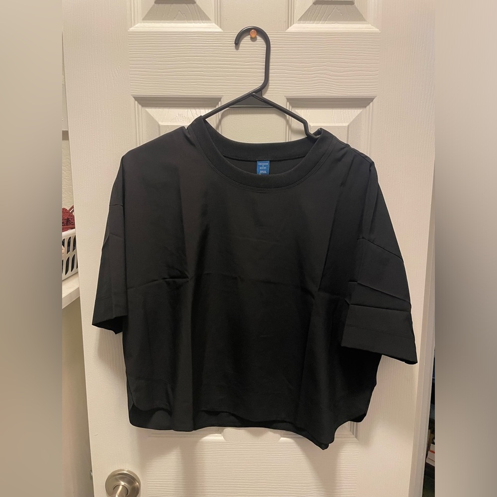 old navy Black top 
- workout material 
-never worn but no tags